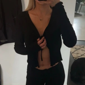 Kofta - Säljer min fina kofta från Vero Moda i ribbat material! Perfekt till skolan med ett linne eller till fest utan💕Aldrig använd!