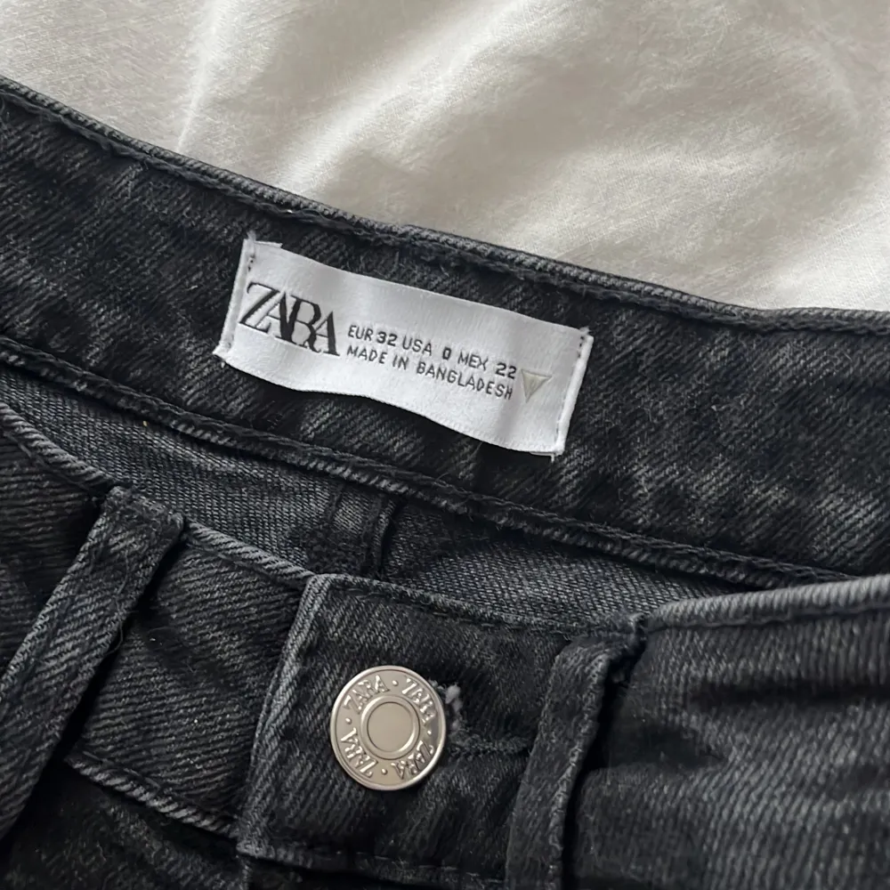 Zara trendiga jeansshorts perfekta nu till sommaren, strl 32. Shorts.