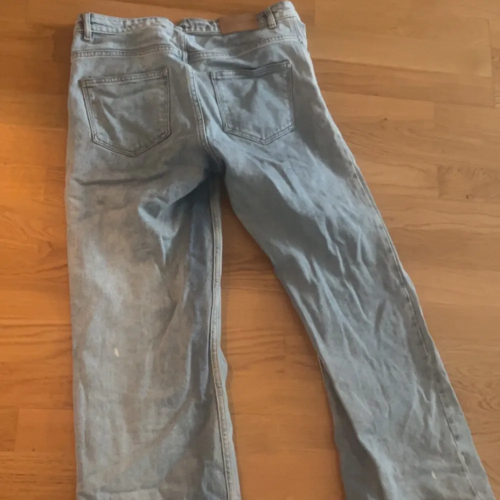 säljer jätte fina jeans från carin wester dom är wide eller straight ingen aning men knappt använda och säljer pga att den inte kommer till användning längre. Jeans & Byxor.