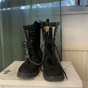 Knähöga boots - Knähöga boots med snöring och blixtlås på sidan. Behöver nya skosnören då dom som är på nog sett sin sista snöring
