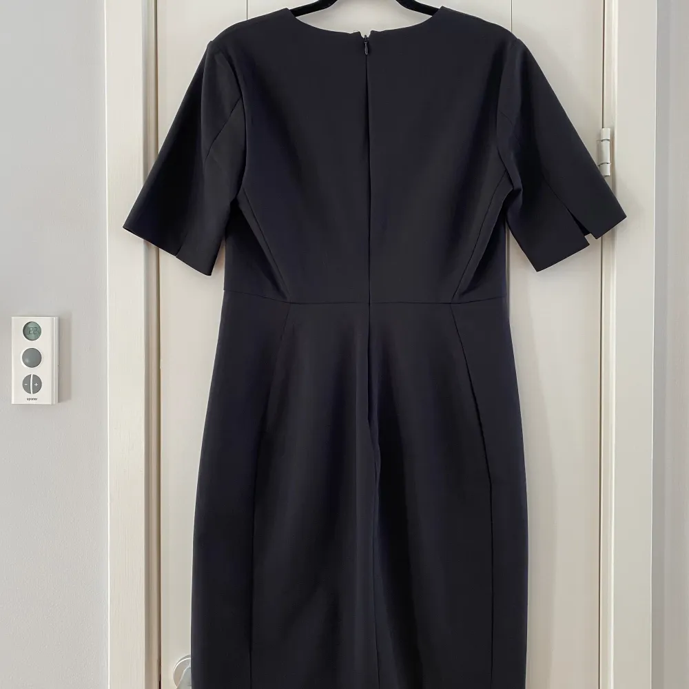 Ny svart klänning från Inwear i strl 40. Modell Zella, nypris 1500kr.  Ny, aldrig använd.  Mått Över bröstet: ca 48 cm Längd från axeln och ner: ca 98 cm  51% bomull, 45% polyester och 4% elastan. Klänningar.