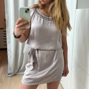 Festklänning silke - Supersöt festklänning i silver-silkestyg!! Jättefina detaljer 