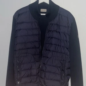Moncler cardigan - Väldigt bra skick! 9/10 Sparsamt använd, inte solblekt eller så.  Liten i storlek. Size L fits M