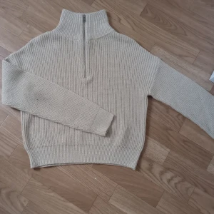 Koft tröja  - Säljer en stickad tröja/kofta vet inte vad det kallas. Strl XS från BIKBOK men den är som S. Den är i mycket bra skick, använd fåtal gånger. Säljer den för 70kr + frakt!