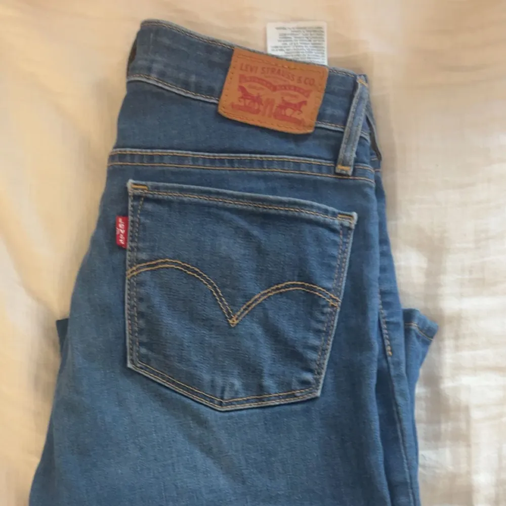 Säljer mina Levis jeans eftersom dom inte kommer till användning❤️snygg blå färg och skönt och stretchigt matrial! Väldigt bra skick! Jag är 1,61. Jeans & Byxor.