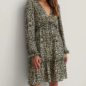 Leopard mönstrad klänning - Superfin klänning i leopard mönster!! Knappast använd!