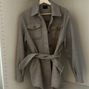 Kappa Vero Moda - Säljer min kappa i storlek xs från Vero Moda. Knappt använd i bra skick. 