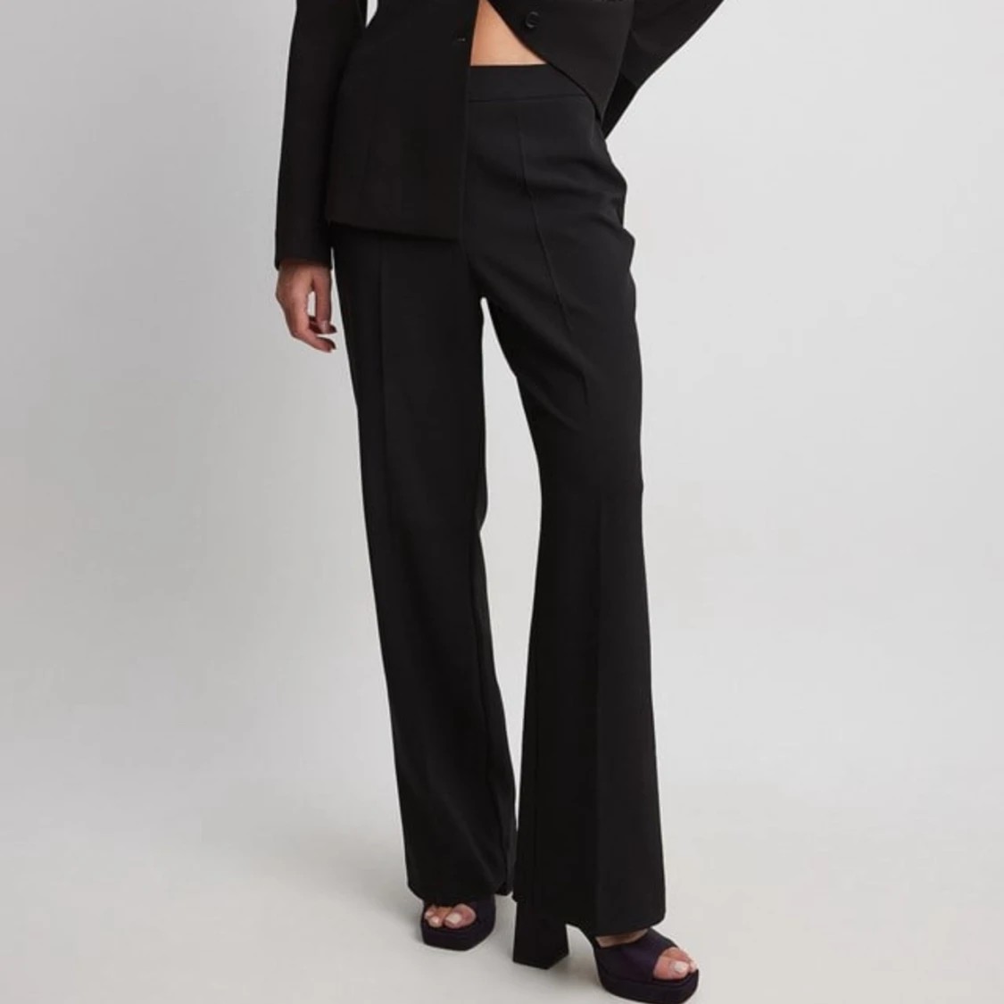Svarta kostymbyxor