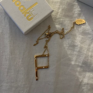 Ioaku halsband - Jättefint Ioaku halsband. Säljer eftersom jag inte använder guldsmycken längre