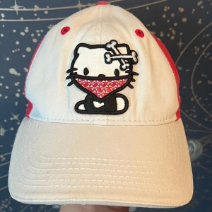 Hello Kitty keps - Super cool hello kitty keps, justerbar. Tror det är en M men passar nog de flesta tack vart de justerbara banden. Fint skick!! 🫶