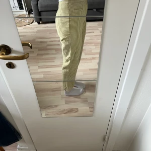 Levis jeans, - Superfina byxor från Levis, materialet är mjukare än vanligt jeansmaterial. Mid/high waisted.   Piffar upp varje outfit och så fin till en vanlig vit T-shirt  Strl: W24 Märke: levis