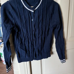 Kofta från Tommy Hilfiger  - Använd men fint skick! Från Tommy Hilfiger, marinblå med snygga detaljer.  Strl XL men USA storlekar så den är mindre än så, skulle säga mer lik M 💕 70kr men kan diskuteras   Köparen står för frakten 💕