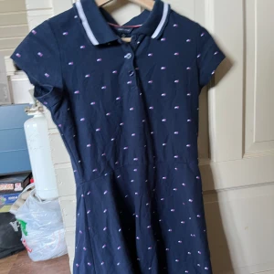 Söt klänning från Tommy Hilfiger  - Jättesöt klänning från Tommy Hilfiger, detaljerna är märket. Använd men ändå bra skick! Strl XL men utländska storlekar så den är mindre än så, mer som M skulle jag säga💕 100kr men kan diskuteras  Köparen står för frakten💕