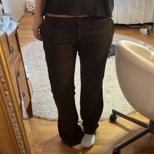 Lågmidjade kostymbyxor  - Lågmidjade bruna kostymbyxor. Jättebra skick och nästan aldrig använda. Märket är orsay. Skriv vid frågor eller intresse🥰