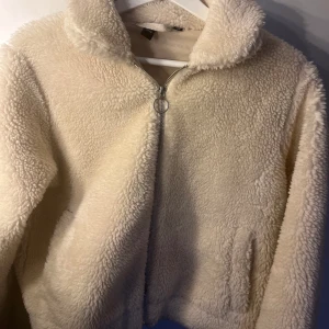 Fluffig jacka - Säljer för att jag har vuxit ur den! Skulle påstå att storleken är större än vad lappen säger, den är dock lite kort!💕