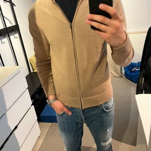 These glory days full zip tröja - Full zip tröja från these glory days. Fint skick. Storlek L men är liten i storleken så sitter som M. Säljer då jag tycker den är för liten.