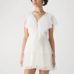 Ida Sjöstedt klänning  - Säljer min fina studentklänning från Ida Sjöstedt i superbra skick. Endast använd 1 gång. Skriv för fler bilder 🤍🤍🤍