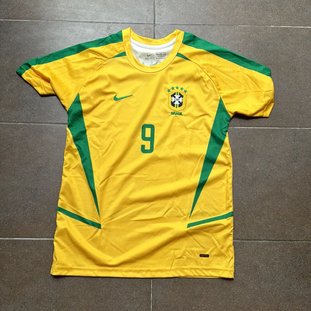 Ronaldo (R9) Brasilien tröja som är väldigt bra skick och aldrig använd . T-shirts.