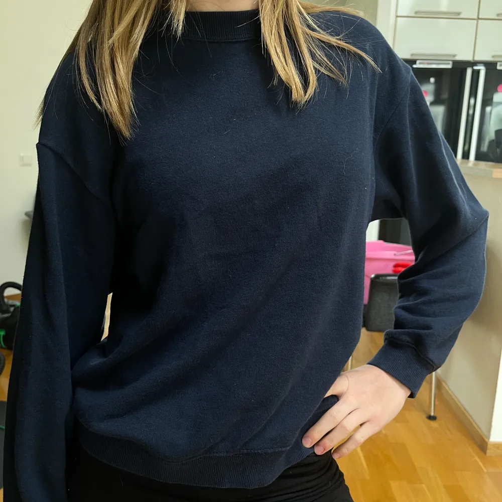 En enkel mörkblå sweatshirt från Monki i storlek XXS, men den är oversize så den passar XS och S också💕. Tröjor & Koftor.