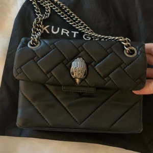 Kurt geiger väska - Säljer min skit snygga Kurt geiger väska som är köpt här på Plick i fint skick.🤍 