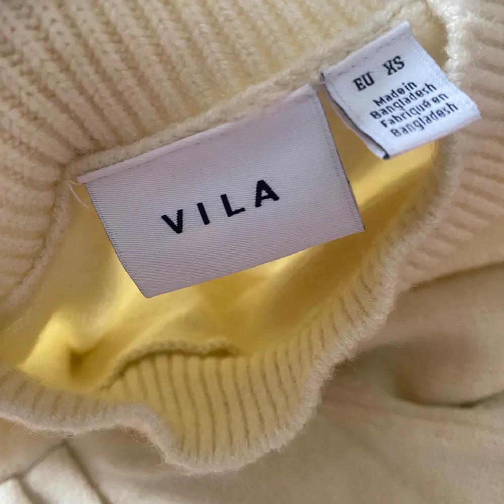 Jätte fin stickad tröja ifrån vila. Aldrig använt och är i bra skick. Den är perfekt året om och är i jätte skönt material. Storleken är xs men passar även i större storlekar💗💗. Neuleet.