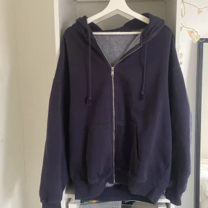 Blå zip up hoodie - En overaized blå zip up hoodie från brandy Melville . Använd ett fåtal gånger men inga tecken på användning alls. Öppen för prisförslag!