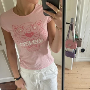 Kenzo t-shirt - Kenzo t-shirt i storlek 14 år men passar mig som är XS. Nypris drygt 1000kr. Pris går att diskutera🤩