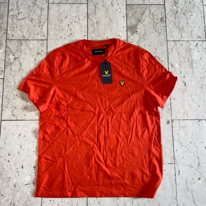Orange Lyle & Scott T-shirt - En orange Lyle & Scott T-shirt i storlek XL🔥Helt ny med lapp och unik färg! Kontakta vid minsta fråga🔔