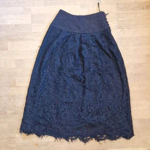 Långkjol spets - Väldigt fin långkjol med spets overlay, för liten för mig nuförtiden men satt snyggt förr. Spetsen är i nederkant lite sliten och några av knapparna är lite sönder, se sista bilden.