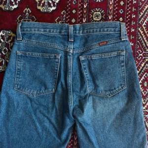 Snygga mid-jeans från Ruster som tyvärr är för småa för mig. 72cm i midjan = cirka w28 och i längd ca L30