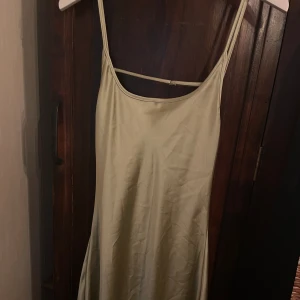 Ljusgrön satin klänning - Säljer min ljusgröna satin klänning från zara. Den har öppen rygg och är helt magiskt fin. Perfekt till bröllopsgäst, men även under sommaren. 