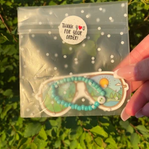 Blåt armband🦋 - Vi säljer detta blå armband med ett grönt hjärta. Passar barn upp till ca 9 år.