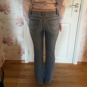 Jeans - Supersnygga blå jeans, lågmidjade och bootcut
