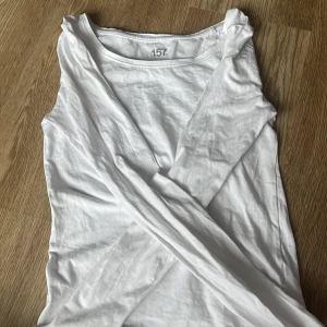 Långärmad vit tröja🤍 - Vit långärmad tröja ifrån lager 157. Den är tajt på armarna. Storlek xs. Har använts några få gånger.🤍🤍