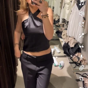 Svart fintopp - Otroligt fin svart fintopp med korsning på framsidan. Använda endast ett antal ggr. Från zara. Kom privat för fler bilder🥰