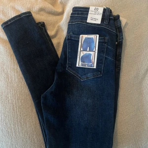 Jeans push up (nya) - Nya sköna jeans push up effekt, storlek 40💙 Lapparna kvar, köpta för runt 600kr
