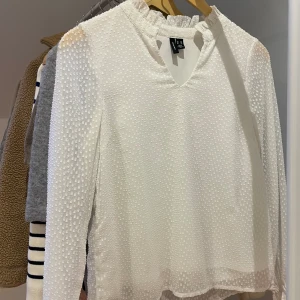 Vit blus! - Söt långärmad vit blus från vero moda sitter perfa till ett par jeans eller kostymbyxor, säljer pga rensning inför flytt💓💓 Skriv för fler bilder!!