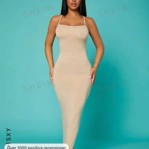 Klänning - Hej säljer denna klänning från shein som är i gott skick. Har använts ett par gånger men märks inte att den är använd. Annars är den jättefin.