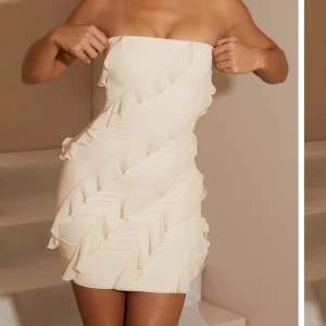 Klänning  - Vit kläning  Använd endast en kväll! Inga fläckar osv, nyskick  Kostar 785kr med frakt till Sverige  Storlek UK 8 passar mig som är S-M  Egna bilder kan fixas!  Jag säljer för 400kr