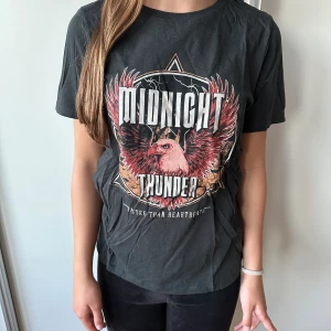 T-shirt från Gina Tricot - Säljer denna grå/svarta t-shirt från Gina✨