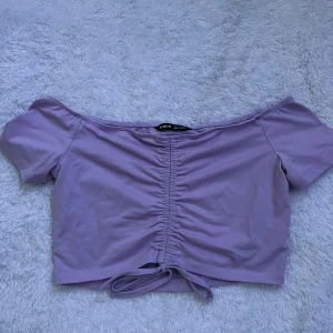 Lila topp - Super söt lila topp i mycket fint skick!