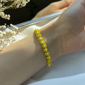 Somrigt armband  - 💛