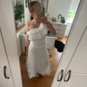 zara topp - säljer denna zara topp då den inte satt som jag ville😕 köpt för 259kr och säljer för 200kr då den endast är använd 1 gång💗
