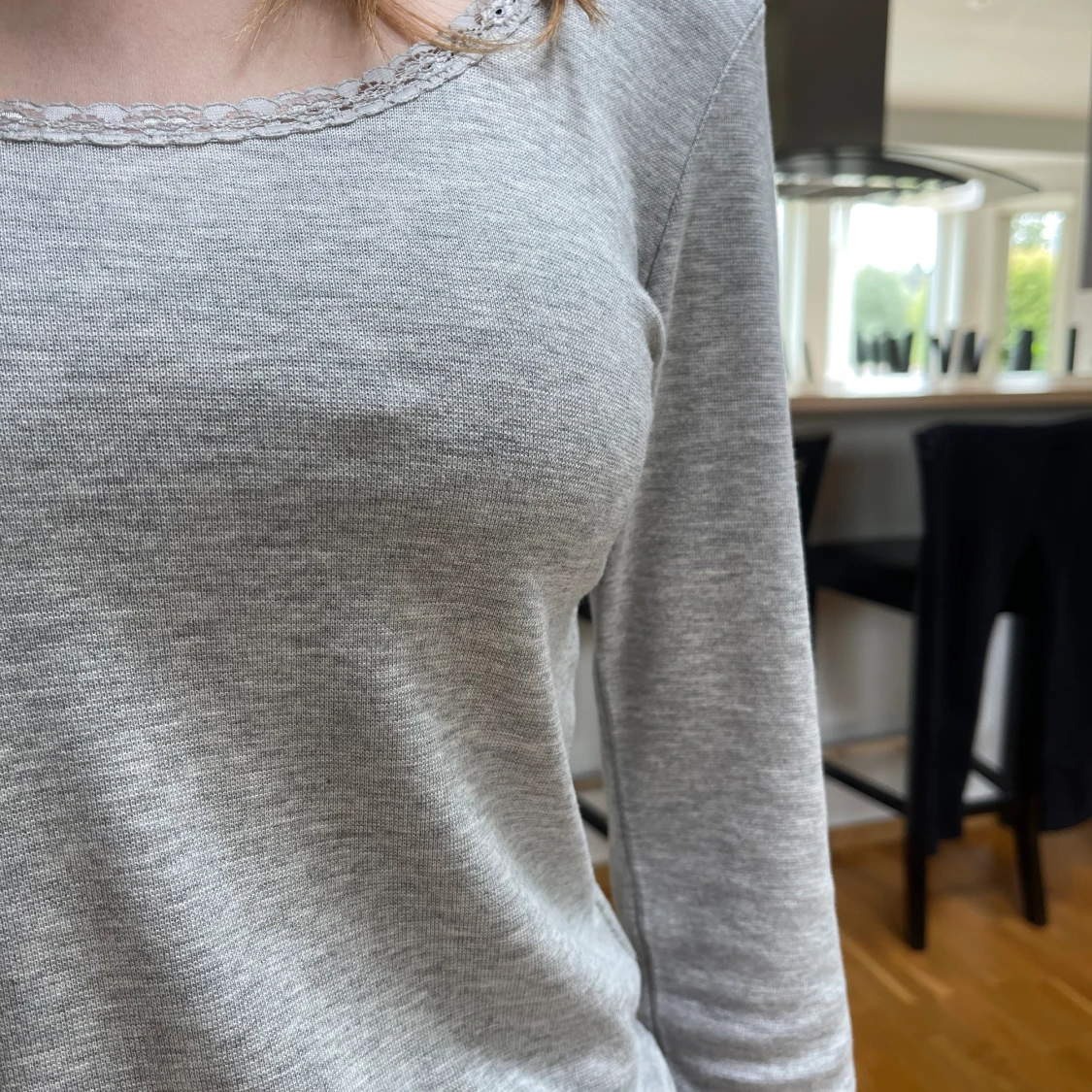 Grå tröja med spets  - 90