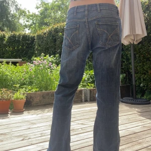 Boyfriend straightleg jeans - Väldigt bekväma, lite rakare och baggy jeans. De passar bra till mer basic-outfits men såklart till olika stilar.det står storlek 42 men de passar mig som är S/XS. Fråga om fler bilder eller om du har andra frågor. Jeansen är i väldigt bra skick. 