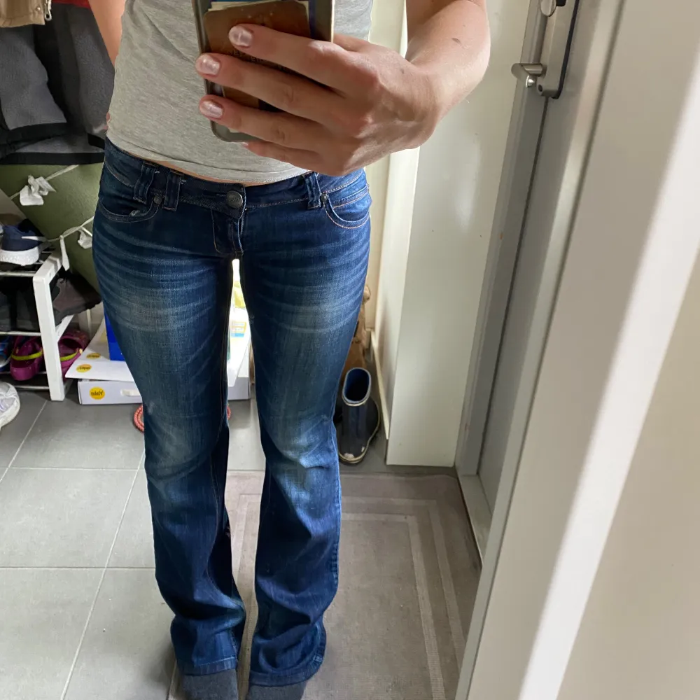 Lowwaist bootcut jeans från Only. Har använts ett fåtal gånger och är i underbart skick! Stretchigt material.  Midjemått tvärs över: 36cm, Innerbenet: 82cm, Ytterbenet: 104cm. Jeans & Byxor.