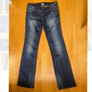 Lowwaist bootcut jeans - Lowwaist bootcut jeans från Only. Har använts ett fåtal gånger och är i underbart skick! Stretchigt material.  Midjemått tvärs över: 36cm, Innerbenet: 82cm, Ytterbenet: 104cm
