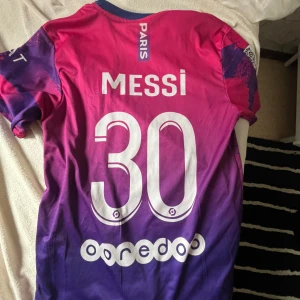 Paris fottboll t-shirt  - Ny skick använd några gånger jätte snygg Paris fotbollströja 