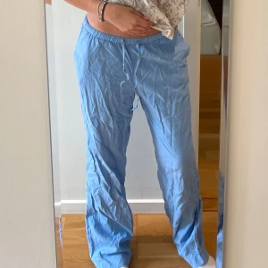 Ljusblå lågmidjade linnebyxor  - Ljusblå lågmidjade linnebyxor från bikbok. På bilderna är de inte strukna, de får betydligt finare passform efter strykning. ☺️