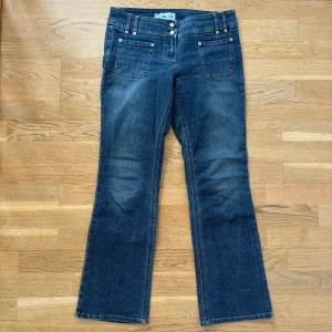 Lågmidjade jeans - Så fina, från mango. Strl 38 enl lapp. Skulle säga att de sitter najs på en S oxå. Lite korta i modellen. Midja 36, innerben, 68. 